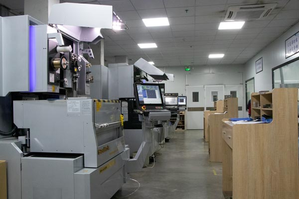 快活影院（zé）模具加工線割車間
